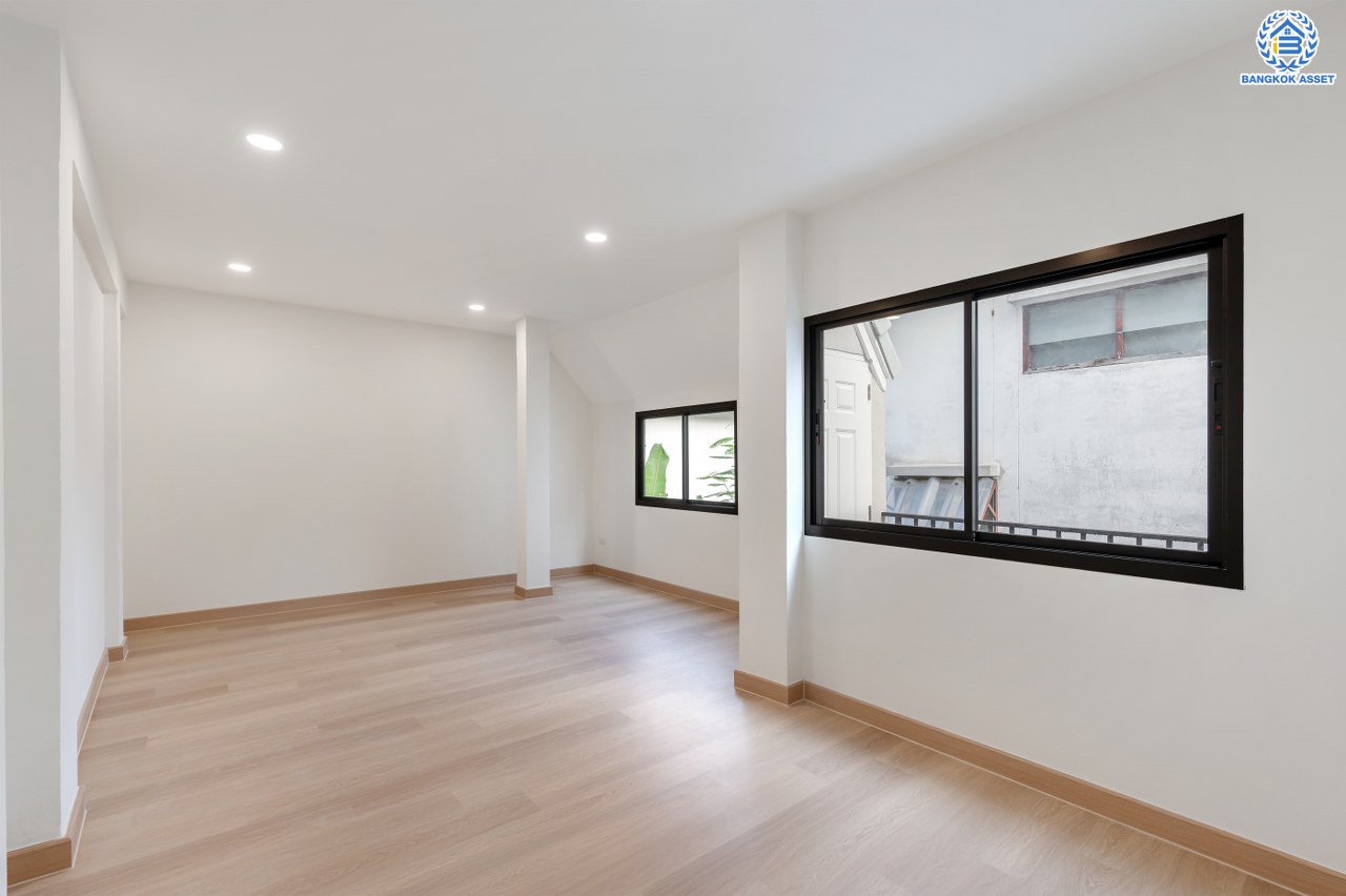 บ้านมือสองตกแต่งใหม่ โครงการ กฤษดานคร18 พุทธมณฑลสาย3 เนื้อที่ 40.00 ตร.ว. บนพื้นที่ใช้สอย 216.72 ตร.ม. ฟังก์ชัน 3 ห้องนอน 2 ห้องน้ำ จอดรถได้ 1 คัน บนทำเลศักยภาพเชื่อมต่อถนนพุทธมณฑลสาย3, ถนนบรมราชชนนี, ถนนอุทยาน, ถนนอักษะ, ถนนพุทธมณฑลสาย2  ใกล้เซ็นทรัลปิ่นเกล้า ม.มหิดล และทางด่วน "ศรีรัช"...