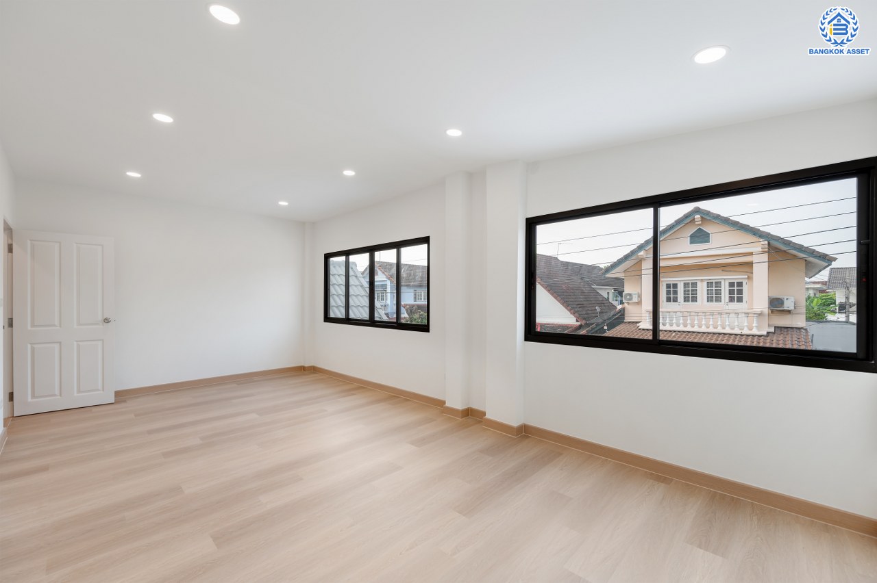 บ้านมือสองตกแต่งใหม่ โครงการ กฤษดานคร18 พุทธมณฑลสาย3 เนื้อที่ 40.00 ตร.ว. บนพื้นที่ใช้สอย 216.72 ตร.ม. ฟังก์ชัน 3 ห้องนอน 2 ห้องน้ำ จอดรถได้ 1 คัน บนทำเลศักยภาพเชื่อมต่อถนนพุทธมณฑลสาย3, ถนนบรมราชชนนี, ถนนอุทยาน, ถนนอักษะ, ถนนพุทธมณฑลสาย2  ใกล้เซ็นทรัลปิ่นเกล้า ม.มหิดล และทางด่วน "ศรีรัช"...