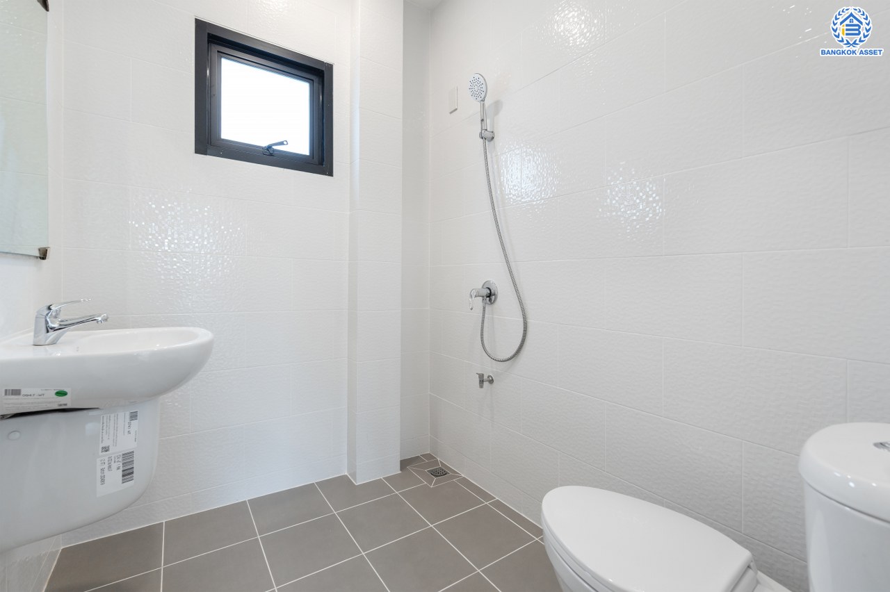 บ้านมือสองตกแต่งใหม่ โครงการ กฤษดานคร18 พุทธมณฑลสาย3 เนื้อที่ 40.00 ตร.ว. บนพื้นที่ใช้สอย 216.72 ตร.ม. ฟังก์ชัน 3 ห้องนอน 2 ห้องน้ำ จอดรถได้ 1 คัน บนทำเลศักยภาพเชื่อมต่อถนนพุทธมณฑลสาย3, ถนนบรมราชชนนี, ถนนอุทยาน, ถนนอักษะ, ถนนพุทธมณฑลสาย2  ใกล้เซ็นทรัลปิ่นเกล้า ม.มหิดล และทางด่วน "ศรีรัช"...