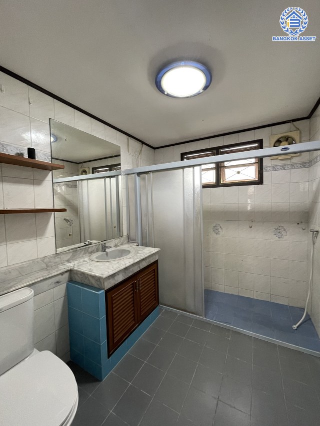 *****บ้านเดี่ยวมือสอง แบรนด์ Q.House โครงการ วรารมย์ เพชรเกษม69 หลังริม บนเนื้อที่ 119.60 ตร.ว. พื้นที่ใช้สอยกว้างถึง 180.00 ตร.ม. ฟังก์ชัน 4 ห้องนอน 2 ห้องน้ำ บนทำเลศักยภาพ เชื่อมต่อหลายเส้นทาง ใกล้โรงเรียนชั้นนำ กรพิทักษ์ศึกษา, สารสาสน์วิเทศบางบอน และ รถไฟฟ้าสายสีน้ำเงิน "สถานีหลักสอง"