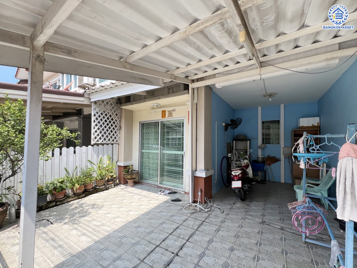 *****ทาวน์เฮ้าส์มือสอง โครงการ พฤกษาวิลล์22 พระราม5-2 เนื้อที่กว้าง 18.30 ตร.ว. พื้นที่ใช้สอย 95 ตร.ม. ฟังก์ชัน 3 ห้องนอน 2 ห้องน้ำ 1 ที่จอดรถ พร้อมเข้าอยู่ได้ทันที ตั้งบนทำเลดี เชื่อมต่อถนนบางกรวย-ไทรน้อย ถนนนครอินทร์ ถนนราชพฤกษ์ ใกล้รถไฟฟ้าสายสีม่วง "สถานีแยกติวานนท์" และจุดขึ้นทางด่วน "พระราม7"