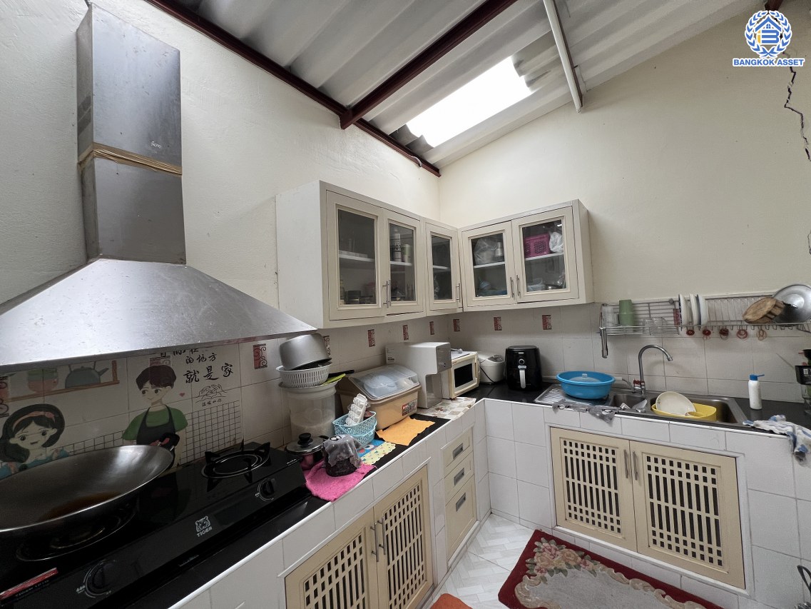 *****ทาวน์เฮ้าส์มือสอง โครงการ พฤกษาวิลล์22 พระราม5-2 เนื้อที่กว้าง 18.30 ตร.ว. พื้นที่ใช้สอย 95 ตร.ม. ฟังก์ชัน 3 ห้องนอน 2 ห้องน้ำ 1 ที่จอดรถ พร้อมเข้าอยู่ได้ทันที ตั้งบนทำเลดี เชื่อมต่อถนนบางกรวย-ไทรน้อย ถนนนครอินทร์ ถนนราชพฤกษ์ ใกล้รถไฟฟ้าสายสีม่วง "สถานีแยกติวานนท์" และจุดขึ้นทางด่วน "พระราม7"