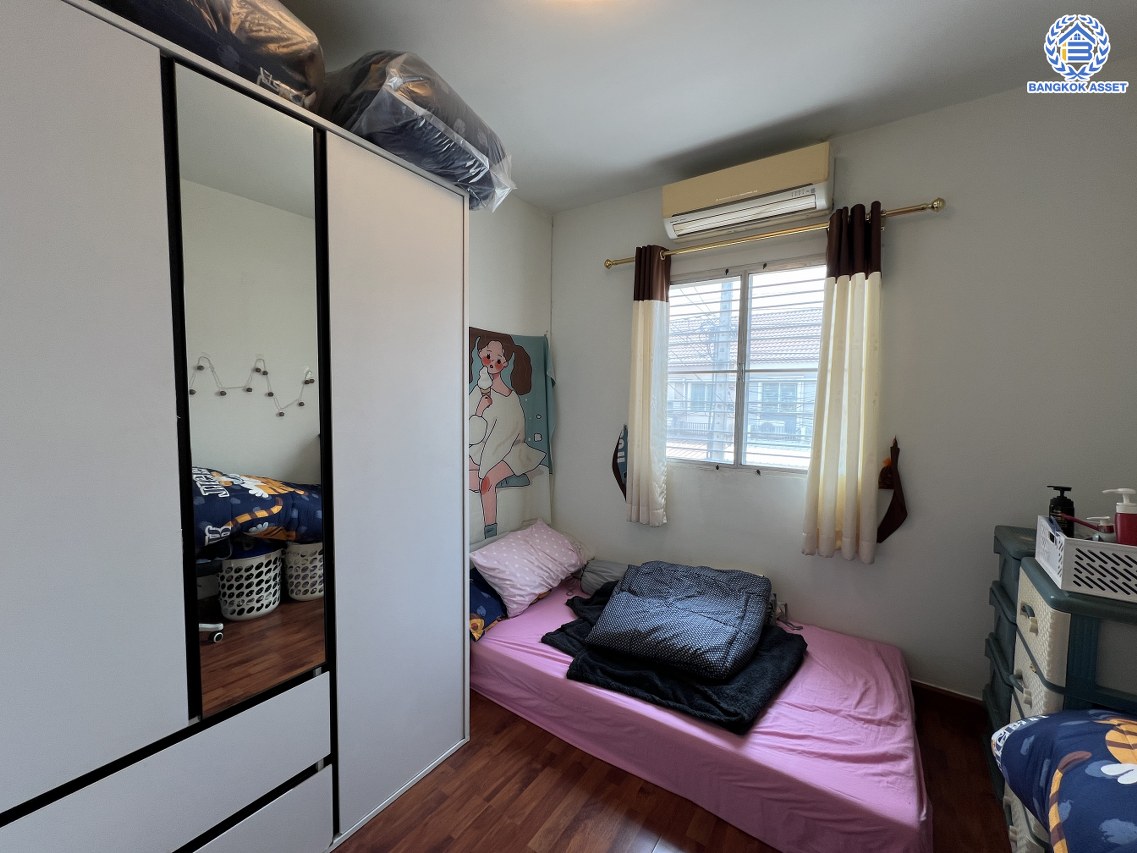 *****ทาวน์เฮ้าส์มือสอง โครงการ พฤกษาวิลล์22 พระราม5-2 เนื้อที่กว้าง 18.30 ตร.ว. พื้นที่ใช้สอย 95 ตร.ม. ฟังก์ชัน 3 ห้องนอน 2 ห้องน้ำ 1 ที่จอดรถ พร้อมเข้าอยู่ได้ทันที ตั้งบนทำเลดี เชื่อมต่อถนนบางกรวย-ไทรน้อย ถนนนครอินทร์ ถนนราชพฤกษ์ ใกล้รถไฟฟ้าสายสีม่วง "สถานีแยกติวานนท์" และจุดขึ้นทางด่วน "พระราม7"