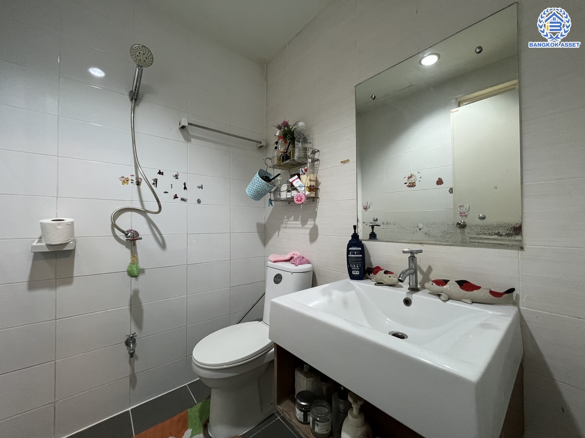 *****ทาวน์เฮ้าส์มือสอง โครงการ พฤกษาวิลล์22 พระราม5-2 เนื้อที่กว้าง 18.30 ตร.ว. พื้นที่ใช้สอย 95 ตร.ม. ฟังก์ชัน 3 ห้องนอน 2 ห้องน้ำ 1 ที่จอดรถ พร้อมเข้าอยู่ได้ทันที ตั้งบนทำเลดี เชื่อมต่อถนนบางกรวย-ไทรน้อย ถนนนครอินทร์ ถนนราชพฤกษ์ ใกล้รถไฟฟ้าสายสีม่วง "สถานีแยกติวานนท์" และจุดขึ้นทางด่วน "พระราม7"