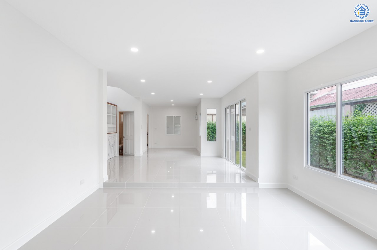 บ้านมือสองตกแต่งใหม่ แบรนด์ L&H โครงการ ชัยพฤกษ์ บางบัวทอง เนื้อที่ 74.70 ตร.ว. พื้นที่ใช้สอย 249.93 ตร.ม. ฟังก์ชัน 3 ห้องนอน 3 ห้องน้ำ จอดรถได้ 2 คัน มาพร้อม Facilities ภายในโครงการครบครัน บนทำเลเดินทางสะดวก ติดถนนบางกรวย-ไทรน้อย ใกล้เซ็นทรัลเวสต์เกต และรถไฟฟ้าสายสีม่วง "สถานีบางพลู"