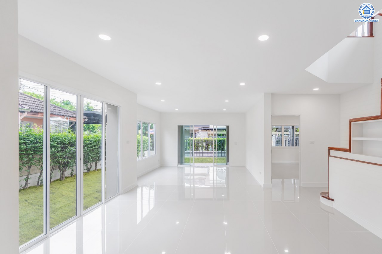 บ้านมือสองตกแต่งใหม่ แบรนด์ L&H โครงการ ชัยพฤกษ์ บางบัวทอง เนื้อที่ 74.70 ตร.ว. พื้นที่ใช้สอย 249.93 ตร.ม. ฟังก์ชัน 3 ห้องนอน 3 ห้องน้ำ จอดรถได้ 2 คัน มาพร้อม Facilities ภายในโครงการครบครัน บนทำเลเดินทางสะดวก ติดถนนบางกรวย-ไทรน้อย ใกล้เซ็นทรัลเวสต์เกต และรถไฟฟ้าสายสีม่วง "สถานีบางพลู"