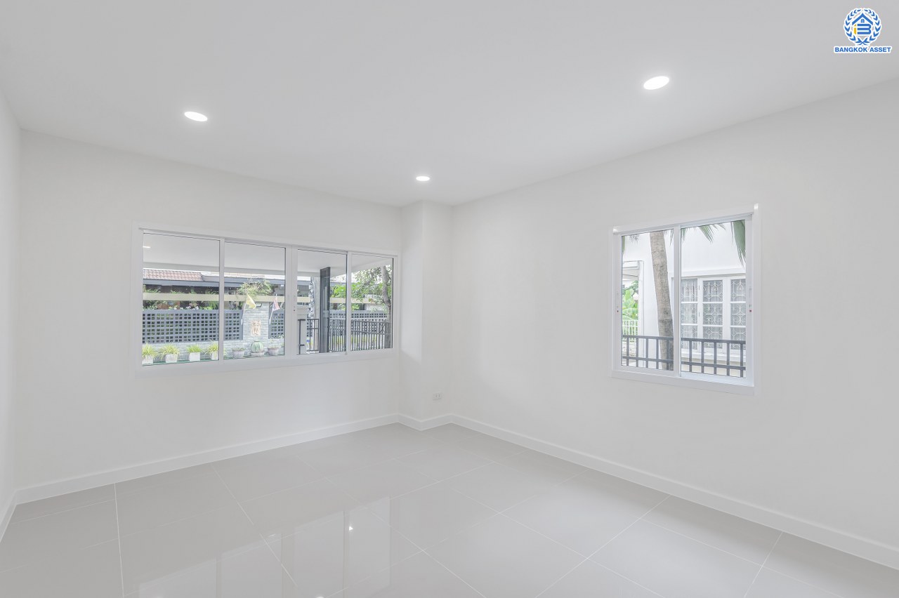 บ้านมือสองตกแต่งใหม่ แบรนด์ L&H โครงการ ชัยพฤกษ์ บางบัวทอง เนื้อที่ 74.70 ตร.ว. พื้นที่ใช้สอย 249.93 ตร.ม. ฟังก์ชัน 3 ห้องนอน 3 ห้องน้ำ จอดรถได้ 2 คัน มาพร้อม Facilities ภายในโครงการครบครัน บนทำเลเดินทางสะดวก ติดถนนบางกรวย-ไทรน้อย ใกล้เซ็นทรัลเวสต์เกต และรถไฟฟ้าสายสีม่วง "สถานีบางพลู"