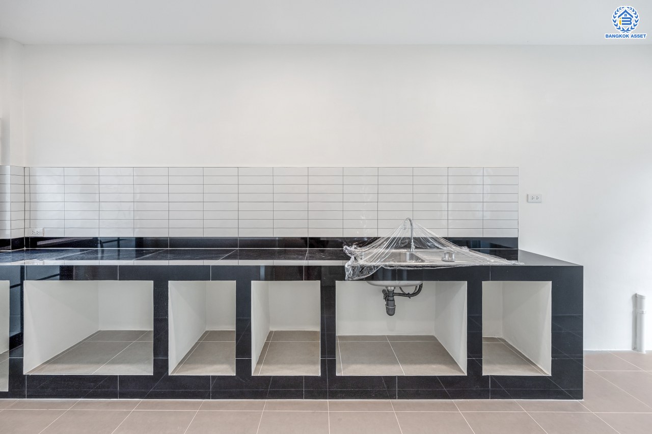 บ้านมือสองตกแต่งใหม่ แบรนด์ L&H โครงการ ชัยพฤกษ์ บางบัวทอง เนื้อที่ 74.70 ตร.ว. พื้นที่ใช้สอย 249.93 ตร.ม. ฟังก์ชัน 3 ห้องนอน 3 ห้องน้ำ จอดรถได้ 2 คัน มาพร้อม Facilities ภายในโครงการครบครัน บนทำเลเดินทางสะดวก ติดถนนบางกรวย-ไทรน้อย ใกล้เซ็นทรัลเวสต์เกต และรถไฟฟ้าสายสีม่วง "สถานีบางพลู"