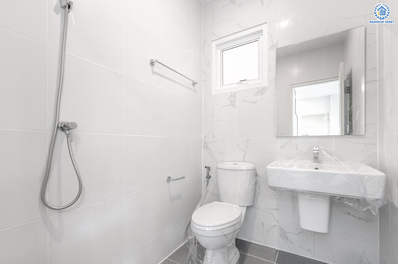 บ้านมือสองตกแต่งใหม่ แบรนด์ L&H โครงการ ชัยพฤกษ์ บางบัวทอง เนื้อที่ 74.70 ตร.ว. พื้นที่ใช้สอย 249.93 ตร.ม. ฟังก์ชัน 3 ห้องนอน 3 ห้องน้ำ จอดรถได้ 2 คัน มาพร้อม Facilities ภายในโครงการครบครัน บนทำเลเดินทางสะดวก ติดถนนบางกรวย-ไทรน้อย ใกล้เซ็นทรัลเวสต์เกต และรถไฟฟ้าสายสีม่วง "สถานีบางพลู"