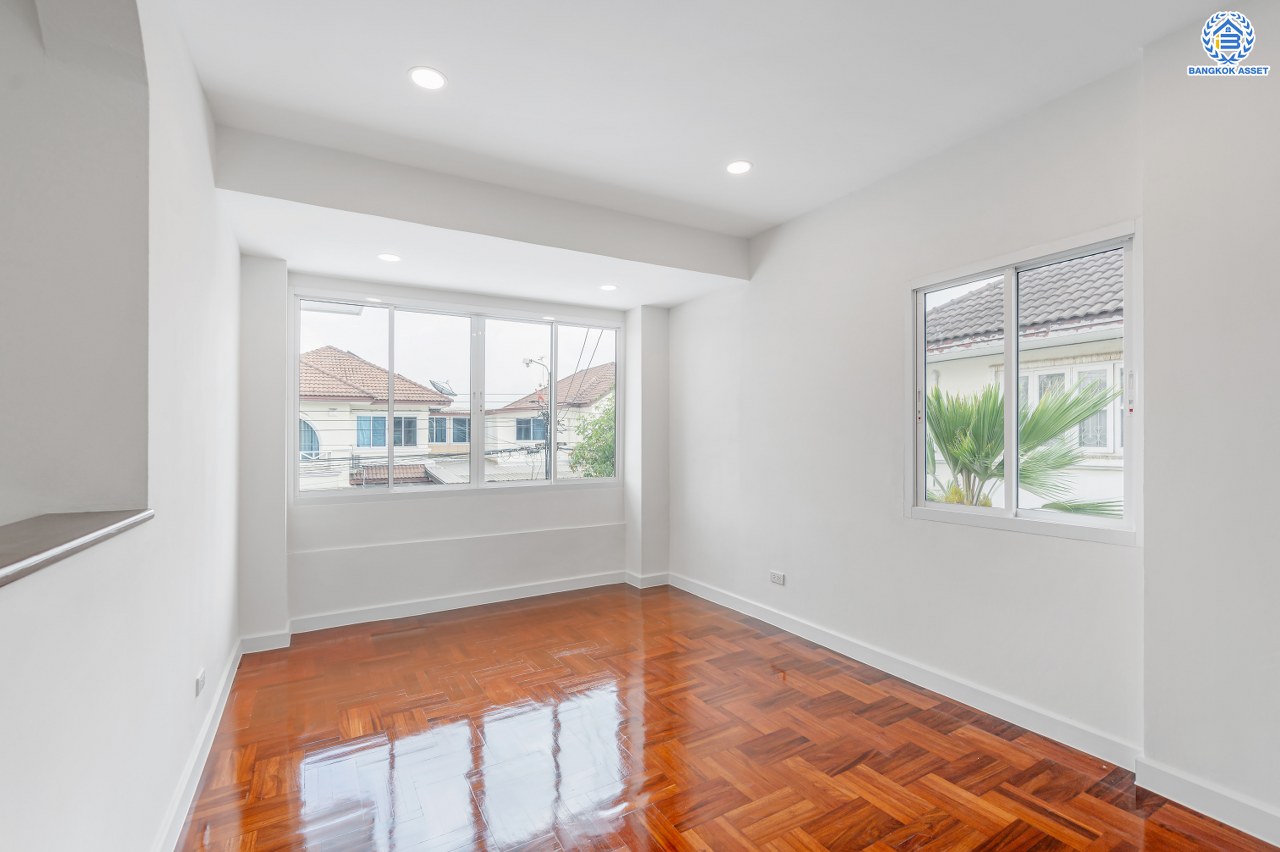 บ้านมือสองตกแต่งใหม่ แบรนด์ L&H โครงการ ชัยพฤกษ์ บางบัวทอง เนื้อที่ 74.70 ตร.ว. พื้นที่ใช้สอย 249.93 ตร.ม. ฟังก์ชัน 3 ห้องนอน 3 ห้องน้ำ จอดรถได้ 2 คัน มาพร้อม Facilities ภายในโครงการครบครัน บนทำเลเดินทางสะดวก ติดถนนบางกรวย-ไทรน้อย ใกล้เซ็นทรัลเวสต์เกต และรถไฟฟ้าสายสีม่วง "สถานีบางพลู"