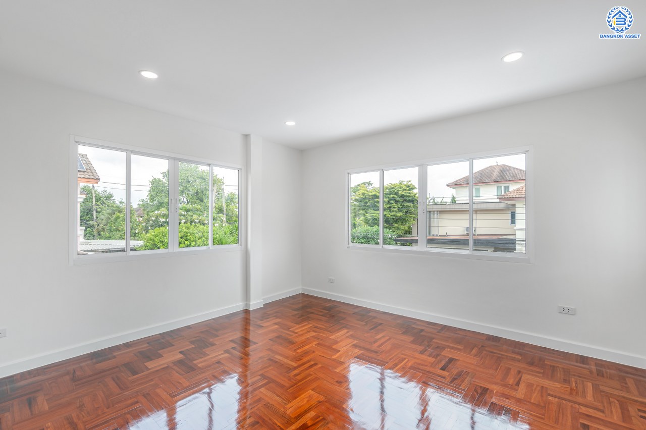 บ้านมือสองตกแต่งใหม่ แบรนด์ L&H โครงการ ชัยพฤกษ์ บางบัวทอง เนื้อที่ 74.70 ตร.ว. พื้นที่ใช้สอย 249.93 ตร.ม. ฟังก์ชัน 3 ห้องนอน 3 ห้องน้ำ จอดรถได้ 2 คัน มาพร้อม Facilities ภายในโครงการครบครัน บนทำเลเดินทางสะดวก ติดถนนบางกรวย-ไทรน้อย ใกล้เซ็นทรัลเวสต์เกต และรถไฟฟ้าสายสีม่วง "สถานีบางพลู"