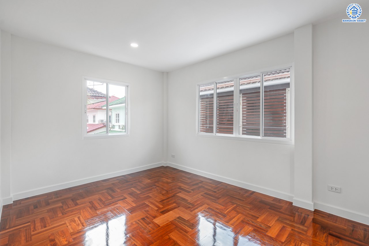 บ้านมือสองตกแต่งใหม่ แบรนด์ L&H โครงการ ชัยพฤกษ์ บางบัวทอง เนื้อที่ 74.70 ตร.ว. พื้นที่ใช้สอย 249.93 ตร.ม. ฟังก์ชัน 3 ห้องนอน 3 ห้องน้ำ จอดรถได้ 2 คัน มาพร้อม Facilities ภายในโครงการครบครัน บนทำเลเดินทางสะดวก ติดถนนบางกรวย-ไทรน้อย ใกล้เซ็นทรัลเวสต์เกต และรถไฟฟ้าสายสีม่วง "สถานีบางพลู"