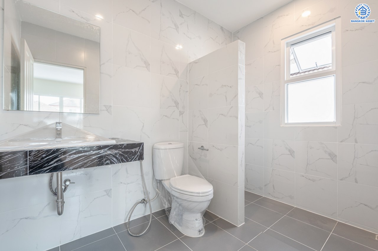 บ้านมือสองตกแต่งใหม่ แบรนด์ L&H โครงการ ชัยพฤกษ์ บางบัวทอง เนื้อที่ 74.70 ตร.ว. พื้นที่ใช้สอย 249.93 ตร.ม. ฟังก์ชัน 3 ห้องนอน 3 ห้องน้ำ จอดรถได้ 2 คัน มาพร้อม Facilities ภายในโครงการครบครัน บนทำเลเดินทางสะดวก ติดถนนบางกรวย-ไทรน้อย ใกล้เซ็นทรัลเวสต์เกต และรถไฟฟ้าสายสีม่วง "สถานีบางพลู"