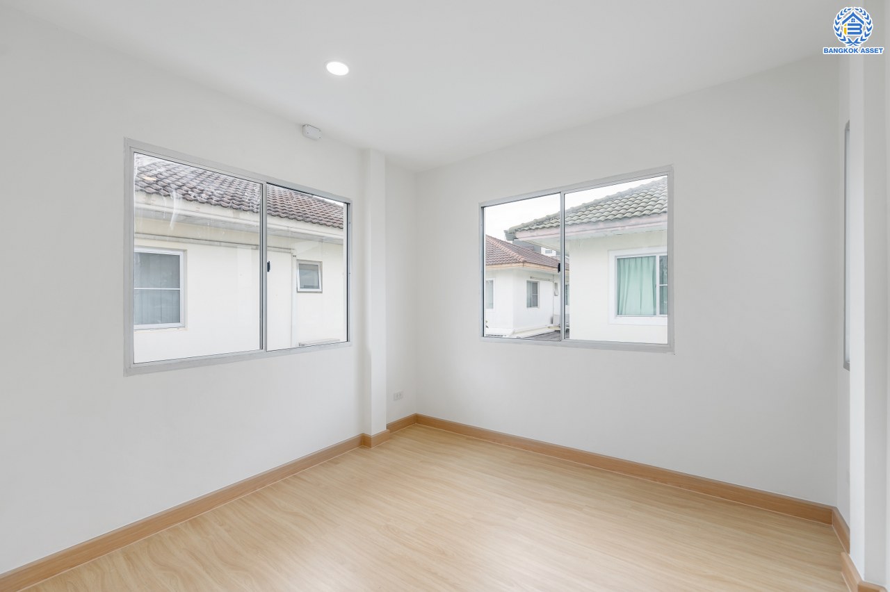 บ้านมือสองตกแต่งใหม่ โครงการ ชัยพฤกษ์ บางใหญ่ บ้านเดี่ยวแบรนด์คุณภาพ L&H สภาพแวดล้อมดี พร้อม Facilities ครบครัน บนเนื้อที่ 56.00 ตร.ว. พื้นที่ใช้สอย 229.34 ตร.ม. ฟังก์ชัน 4 ห้องนอน 4 ห้องน้ำ จอดรถได้ 2 คัน บนทำเลเดินทางสะดวก ใกล้รถไฟฟ้าสายสีม่วง "สถานีคลองบางไผ่" และเพียง 5 นาทีถึงเซ็นทรัล เวสต์เกต