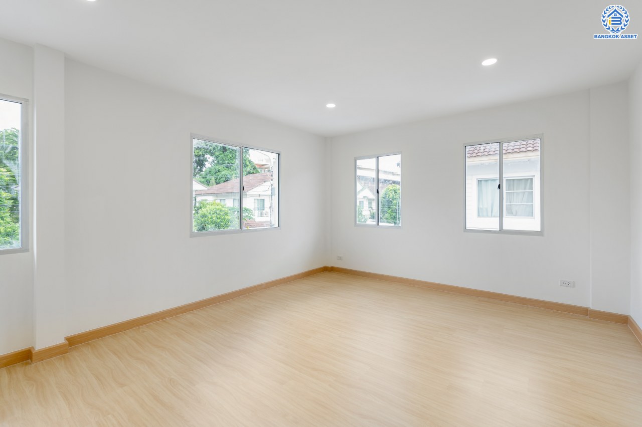 บ้านมือสองตกแต่งใหม่ โครงการ ชัยพฤกษ์ บางใหญ่ บ้านเดี่ยวแบรนด์คุณภาพ L&H สภาพแวดล้อมดี พร้อม Facilities ครบครัน บนเนื้อที่ 56.00 ตร.ว. พื้นที่ใช้สอย 229.34 ตร.ม. ฟังก์ชัน 4 ห้องนอน 4 ห้องน้ำ จอดรถได้ 2 คัน บนทำเลเดินทางสะดวก ใกล้รถไฟฟ้าสายสีม่วง "สถานีคลองบางไผ่" และเพียง 5 นาทีถึงเซ็นทรัล เวสต์เกต