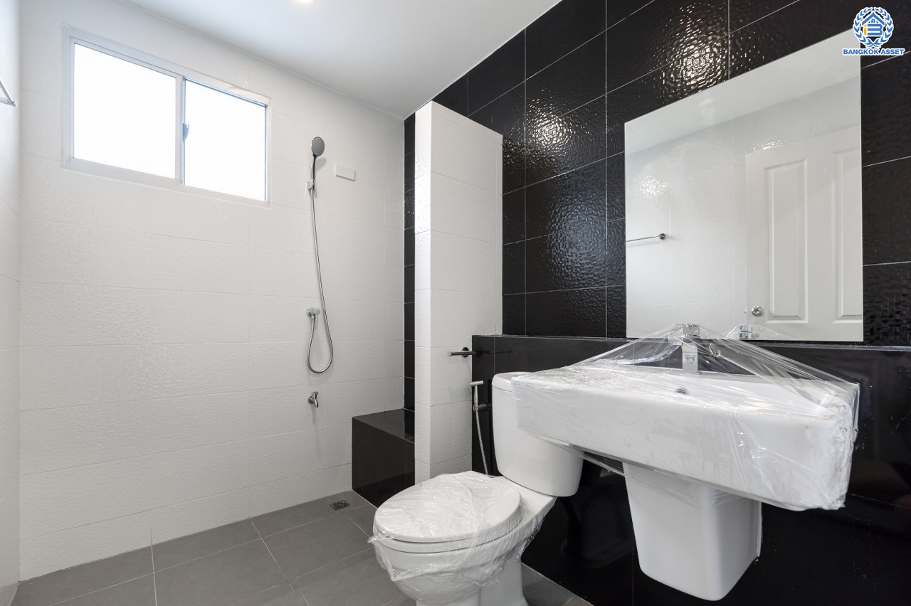 บ้านมือสองตกแต่งใหม่ โครงการ ชัยพฤกษ์ บางใหญ่ บ้านเดี่ยวแบรนด์คุณภาพ L&H สภาพแวดล้อมดี พร้อม Facilities ครบครัน บนเนื้อที่ 56.00 ตร.ว. พื้นที่ใช้สอย 229.34 ตร.ม. ฟังก์ชัน 4 ห้องนอน 4 ห้องน้ำ จอดรถได้ 2 คัน บนทำเลเดินทางสะดวก ใกล้รถไฟฟ้าสายสีม่วง "สถานีคลองบางไผ่" และเพียง 5 นาทีถึงเซ็นทรัล เวสต์เกต