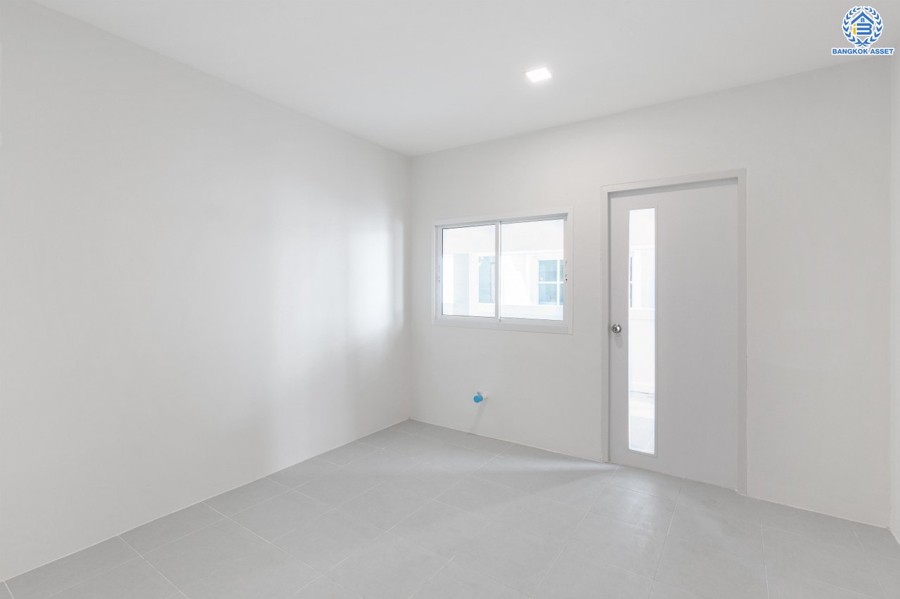 บ้านมือสองตกแต่งใหม่ โครงการ ปัญจทรัพย์พาร์ค ปิ่นเกล้า หลังมุม เนื้อที่ 103 ตร.ว. พื้นที่ใช้สอย 482.49 ตร.ม. ฟังก์ชัน 4 ห้องนอน 4 ห้องน้ำ 1 เรือนรับรอง 1 ห้องอเนกประสงค์ 1 ห้องแม่บ้าน จอดรถได้ 2 คัน บนทำเลติดถนนบรมราชชนี เชื่อมต่อหลายเส้นทางทั้ง ถนนพุทธมณฑลสาย3, ถนนบรมราชชนนี, ถนนทวีวัฒนา ใกล้ทางคู่ขนานลอยฟ้าบรมราชชนนี...