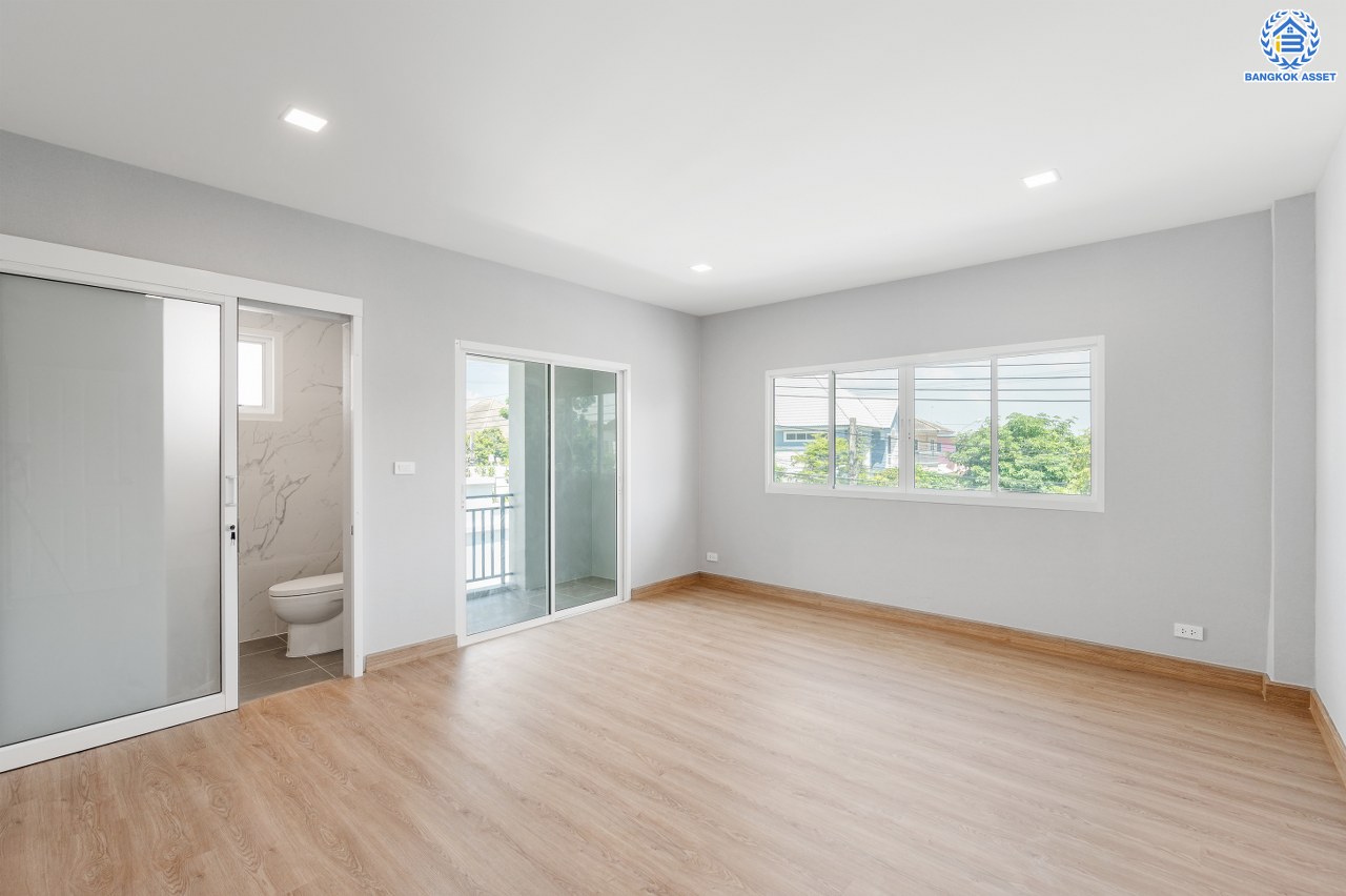 บ้านมือสองตกแต่งใหม่ โครงการ ปัญจทรัพย์พาร์ค ปิ่นเกล้า หลังมุม เนื้อที่ 103 ตร.ว. พื้นที่ใช้สอย 482.49 ตร.ม. ฟังก์ชัน 4 ห้องนอน 4 ห้องน้ำ 1 เรือนรับรอง 1 ห้องอเนกประสงค์ 1 ห้องแม่บ้าน จอดรถได้ 2 คัน บนทำเลติดถนนบรมราชชนี เชื่อมต่อหลายเส้นทางทั้ง ถนนพุทธมณฑลสาย3, ถนนบรมราชชนนี, ถนนทวีวัฒนา ใกล้ทางคู่ขนานลอยฟ้าบรมราชชนนี...