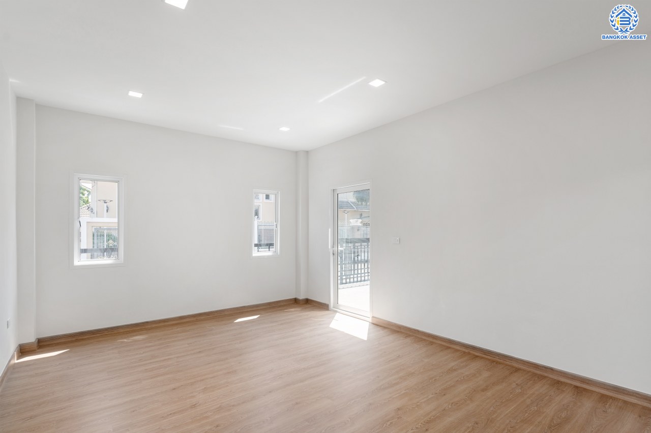 บ้านมือสองตกแต่งใหม่ โครงการ ปัญจทรัพย์พาร์ค ปิ่นเกล้า หลังมุม เนื้อที่ 103 ตร.ว. พื้นที่ใช้สอย 482.49 ตร.ม. ฟังก์ชัน 4 ห้องนอน 4 ห้องน้ำ 1 เรือนรับรอง 1 ห้องอเนกประสงค์ 1 ห้องแม่บ้าน จอดรถได้ 2 คัน บนทำเลติดถนนบรมราชชนี เชื่อมต่อหลายเส้นทางทั้ง ถนนพุทธมณฑลสาย3, ถนนบรมราชชนนี, ถนนทวีวัฒนา ใกล้ทางคู่ขนานลอยฟ้าบรมราชชนนี...