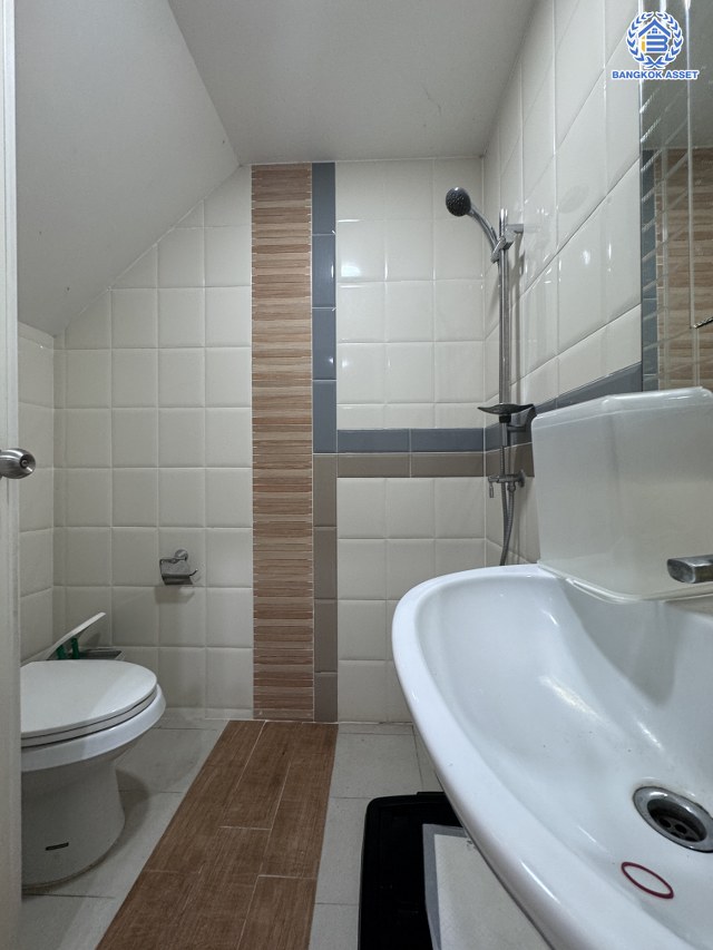 *****ทาวน์เฮ้าส์มือสองนนทบุรี โครงการ โกลเด้นทาวน์ รัตนาธิเบศร์-สถานีรถไฟฟ้าบางพลู เนื้อที่ 21.20 ตร.ว. พื้นที่ใช้สอย 114 ตร.ม. ฟังก์ชัน 4 ห้องนอน 3 ห้องน้ำ 2 ที่จอดรถ บนทำเลเดินทางสะดวก เชื่อมต่อถนนรัตนาธิเบศร์ ใกล้รถไฟฟ้าสายสีม่วง "สถานีบางพลู" และจุดขึ้นทางด่วน "ศรีรัช"