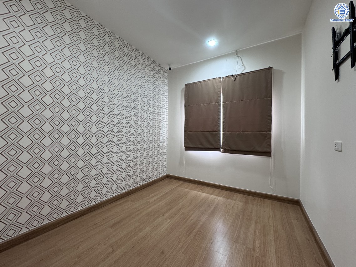 *****ทาวน์เฮ้าส์มือสองนนทบุรี โครงการ โกลเด้นทาวน์ รัตนาธิเบศร์-สถานีรถไฟฟ้าบางพลู เนื้อที่ 21.20 ตร.ว. พื้นที่ใช้สอย 114 ตร.ม. ฟังก์ชัน 4 ห้องนอน 3 ห้องน้ำ 2 ที่จอดรถ บนทำเลเดินทางสะดวก เชื่อมต่อถนนรัตนาธิเบศร์ ใกล้รถไฟฟ้าสายสีม่วง "สถานีบางพลู" และจุดขึ้นทางด่วน "ศรีรัช"