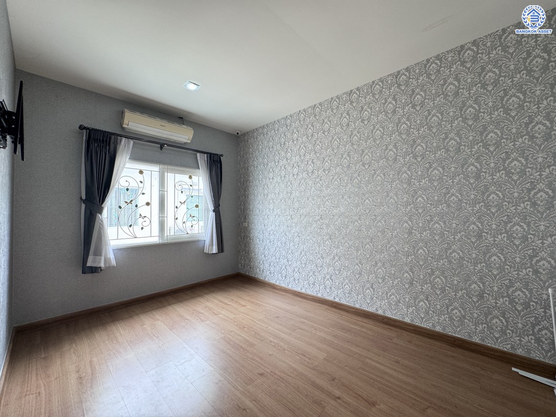 *****ทาวน์เฮ้าส์มือสองนนทบุรี โครงการ โกลเด้นทาวน์ รัตนาธิเบศร์-สถานีรถไฟฟ้าบางพลู เนื้อที่ 21.20 ตร.ว. พื้นที่ใช้สอย 114 ตร.ม. ฟังก์ชัน 4 ห้องนอน 3 ห้องน้ำ 2 ที่จอดรถ บนทำเลเดินทางสะดวก เชื่อมต่อถนนรัตนาธิเบศร์ ใกล้รถไฟฟ้าสายสีม่วง "สถานีบางพลู" และจุดขึ้นทางด่วน "ศรีรัช"