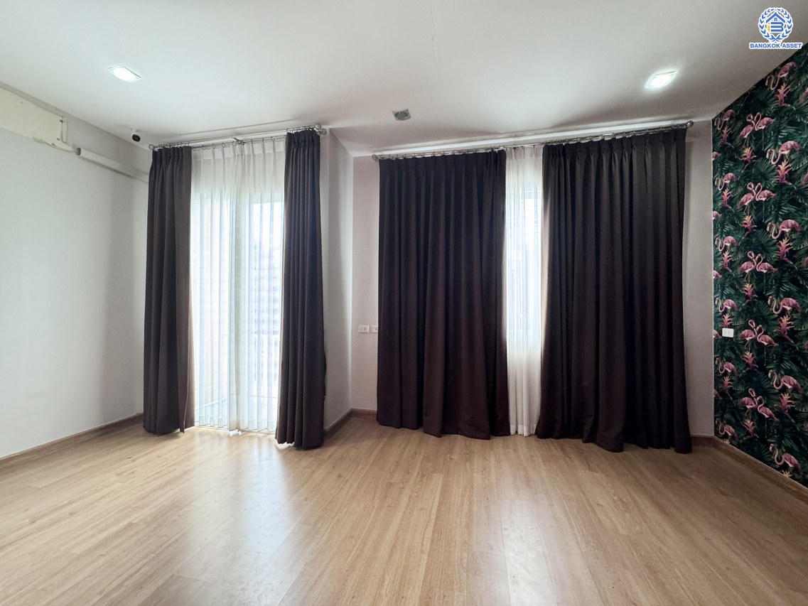 *****ทาวน์เฮ้าส์มือสองนนทบุรี โครงการ โกลเด้นทาวน์ รัตนาธิเบศร์-สถานีรถไฟฟ้าบางพลู เนื้อที่ 21.20 ตร.ว. พื้นที่ใช้สอย 114 ตร.ม. ฟังก์ชัน 4 ห้องนอน 3 ห้องน้ำ 2 ที่จอดรถ บนทำเลเดินทางสะดวก เชื่อมต่อถนนรัตนาธิเบศร์ ใกล้รถไฟฟ้าสายสีม่วง "สถานีบางพลู" และจุดขึ้นทางด่วน "ศรีรัช"