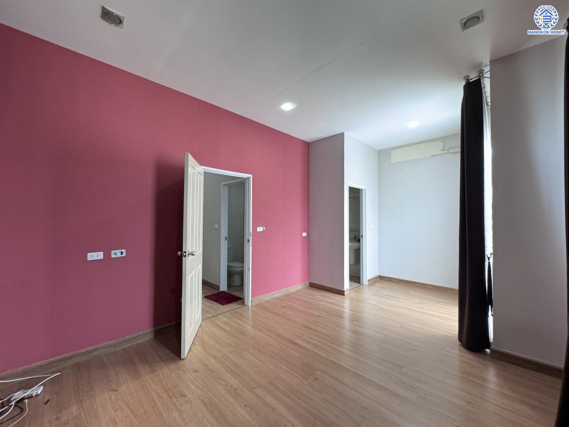 *****ทาวน์เฮ้าส์มือสองนนทบุรี โครงการ โกลเด้นทาวน์ รัตนาธิเบศร์-สถานีรถไฟฟ้าบางพลู เนื้อที่ 21.20 ตร.ว. พื้นที่ใช้สอย 114 ตร.ม. ฟังก์ชัน 4 ห้องนอน 3 ห้องน้ำ 2 ที่จอดรถ บนทำเลเดินทางสะดวก เชื่อมต่อถนนรัตนาธิเบศร์ ใกล้รถไฟฟ้าสายสีม่วง "สถานีบางพลู" และจุดขึ้นทางด่วน "ศรีรัช"