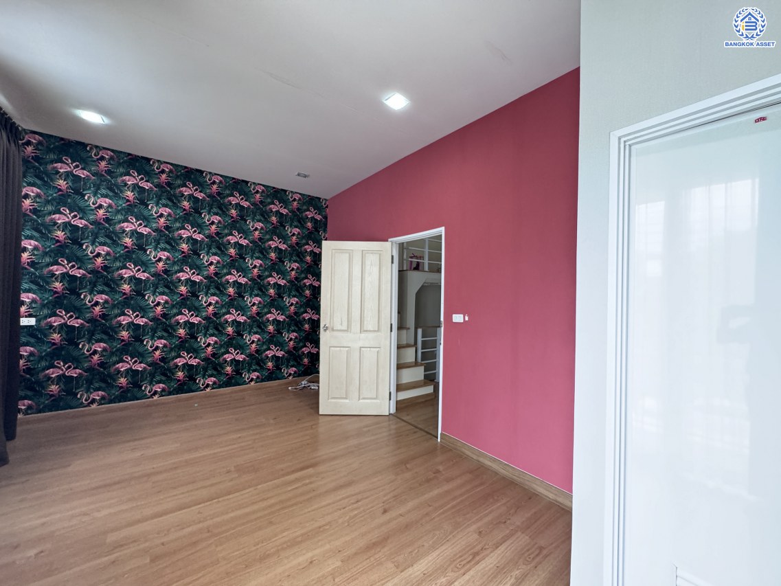 *****ทาวน์เฮ้าส์มือสองนนทบุรี โครงการ โกลเด้นทาวน์ รัตนาธิเบศร์-สถานีรถไฟฟ้าบางพลู เนื้อที่ 21.20 ตร.ว. พื้นที่ใช้สอย 114 ตร.ม. ฟังก์ชัน 4 ห้องนอน 3 ห้องน้ำ 2 ที่จอดรถ บนทำเลเดินทางสะดวก เชื่อมต่อถนนรัตนาธิเบศร์ ใกล้รถไฟฟ้าสายสีม่วง "สถานีบางพลู" และจุดขึ้นทางด่วน "ศรีรัช"