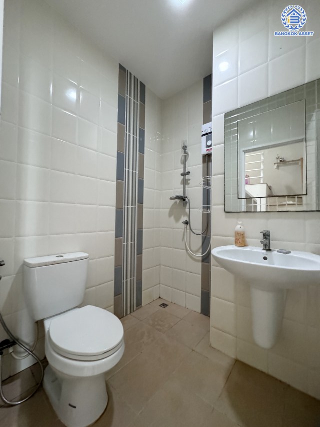 *****ทาวน์เฮ้าส์มือสองนนทบุรี โครงการ โกลเด้นทาวน์ รัตนาธิเบศร์-สถานีรถไฟฟ้าบางพลู เนื้อที่ 21.20 ตร.ว. พื้นที่ใช้สอย 114 ตร.ม. ฟังก์ชัน 4 ห้องนอน 3 ห้องน้ำ 2 ที่จอดรถ บนทำเลเดินทางสะดวก เชื่อมต่อถนนรัตนาธิเบศร์ ใกล้รถไฟฟ้าสายสีม่วง "สถานีบางพลู" และจุดขึ้นทางด่วน "ศรีรัช"