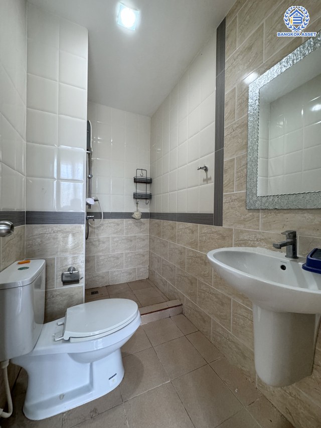 *****ทาวน์เฮ้าส์มือสองนนทบุรี โครงการ โกลเด้นทาวน์ รัตนาธิเบศร์-สถานีรถไฟฟ้าบางพลู เนื้อที่ 21.20 ตร.ว. พื้นที่ใช้สอย 114 ตร.ม. ฟังก์ชัน 4 ห้องนอน 3 ห้องน้ำ 2 ที่จอดรถ บนทำเลเดินทางสะดวก เชื่อมต่อถนนรัตนาธิเบศร์ ใกล้รถไฟฟ้าสายสีม่วง "สถานีบางพลู" และจุดขึ้นทางด่วน "ศรีรัช"