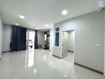 *****ทาวน์เฮ้าส์มือสองนนทบุรี โครงการ โกลเด้นทาวน์ รัตนาธิเบศร์-สถานีรถไฟฟ้าบางพลู เนื้อที่ 21.20 ตร.ว. พื้นที่ใช้สอย 114 ตร.ม. ฟังก์ชัน 4 ห้องนอน 3 ห้องน้ำ 2 ที่จอดรถ บนทำเลเดินทางสะดวก เชื่อมต่อถนนรัตนาธิเบศร์ ใกล้รถไฟฟ้าสายสีม่วง "สถานีบางพลู" และจุดขึ้นทางด่วน "ศรีรัช"