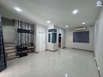 *****ทาวน์เฮ้าส์มือสองนนทบุรี โครงการ โกลเด้นทาวน์ รัตนาธิเบศร์-สถานีรถไฟฟ้าบางพลู เนื้อที่ 21.20 ตร.ว. พื้นที่ใช้สอย 114 ตร.ม. ฟังก์ชัน 4 ห้องนอน 3 ห้องน้ำ 2 ที่จอดรถ บนทำเลเดินทางสะดวก เชื่อมต่อถนนรัตนาธิเบศร์ ใกล้รถไฟฟ้าสายสีม่วง "สถานีบางพลู" และจุดขึ้นทางด่วน "ศรีรัช"