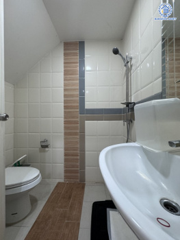 *****ทาวน์เฮ้าส์มือสองนนทบุรี โครงการ โกลเด้นทาวน์ รัตนาธิเบศร์-สถานีรถไฟฟ้าบางพลู เนื้อที่ 21.20 ตร.ว. พื้นที่ใช้สอย 114 ตร.ม. ฟังก์ชัน 4 ห้องนอน 3 ห้องน้ำ 2 ที่จอดรถ บนทำเลเดินทางสะดวก เชื่อมต่อถนนรัตนาธิเบศร์ ใกล้รถไฟฟ้าสายสีม่วง "สถานีบางพลู" และจุดขึ้นทางด่วน "ศรีรัช"