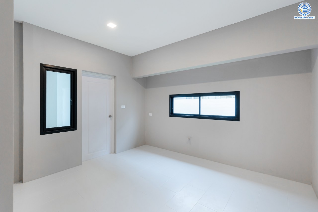 บ้านมือสองตกแต่งใหม่ แบรนด์ L&H โครงการ ลดาวัลย์ ปิ่นเกล้า เนื้อที่ 131.00 ตร.ว. บนพื้นที่ใช้สอยถึง 371.14 ตร.ม. ฟังก์ชันจัดเต็ม 4 ห้องนอน 5 ห้องน้ำ 1 ห้องแม่บ้าน จอดรถได้ถึง 5 คัน ทำเลติดถนนบรมราชชนนี เชื่อมต่อหลายเส้นทาง ใกล้มหาวิทยาลัยมหิดล และเซ็นทรัลศาลายา