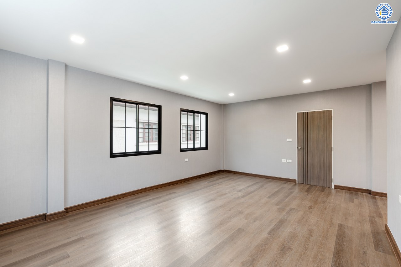 บ้านมือสองตกแต่งใหม่ แบรนด์ L&H โครงการ ลดาวัลย์ ปิ่นเกล้า เนื้อที่ 131.00 ตร.ว. บนพื้นที่ใช้สอยถึง 371.14 ตร.ม. ฟังก์ชันจัดเต็ม 4 ห้องนอน 5 ห้องน้ำ 1 ห้องแม่บ้าน จอดรถได้ถึง 5 คัน ทำเลติดถนนบรมราชชนนี เชื่อมต่อหลายเส้นทาง ใกล้มหาวิทยาลัยมหิดล และเซ็นทรัลศาลายา