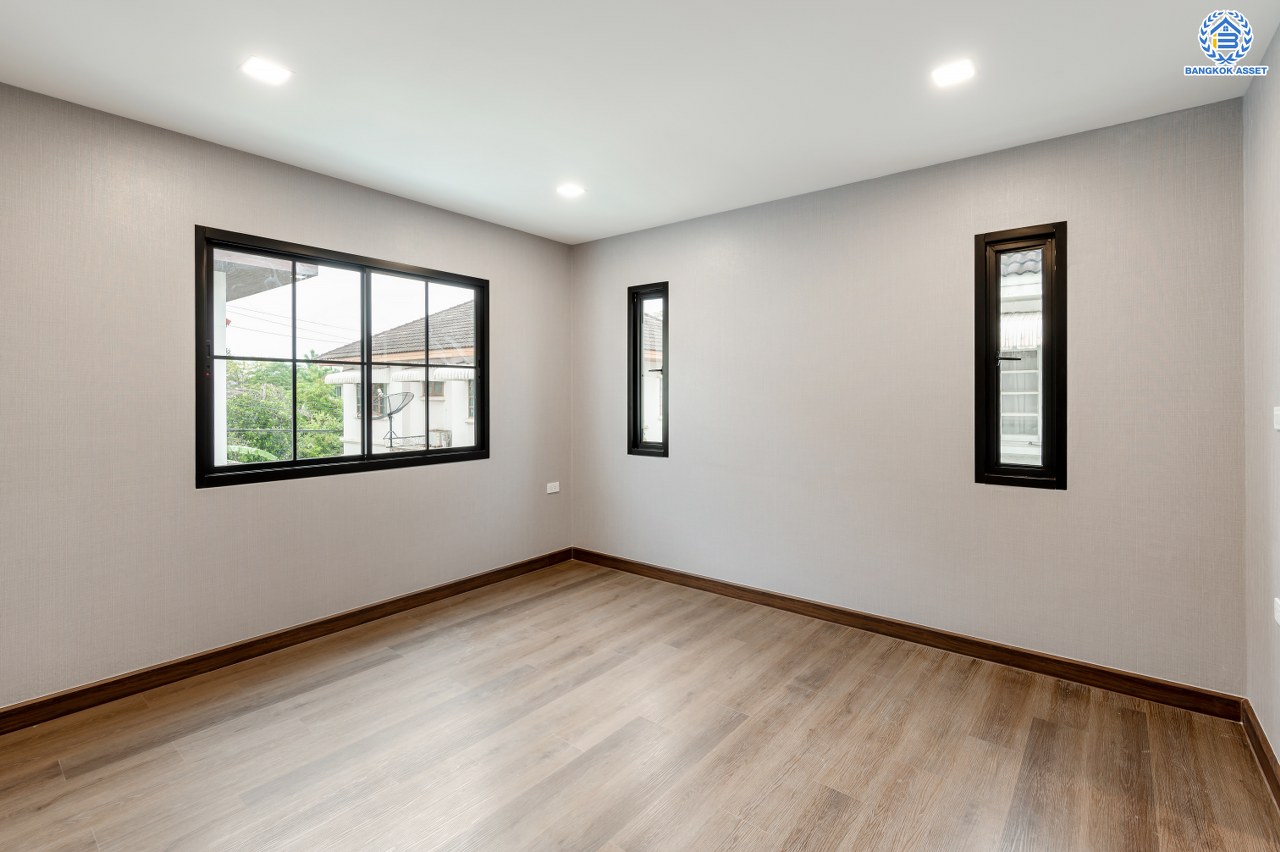 บ้านมือสองตกแต่งใหม่ แบรนด์ L&H โครงการ ลดาวัลย์ ปิ่นเกล้า เนื้อที่ 131.00 ตร.ว. บนพื้นที่ใช้สอยถึง 371.14 ตร.ม. ฟังก์ชันจัดเต็ม 4 ห้องนอน 5 ห้องน้ำ 1 ห้องแม่บ้าน จอดรถได้ถึง 5 คัน ทำเลติดถนนบรมราชชนนี เชื่อมต่อหลายเส้นทาง ใกล้มหาวิทยาลัยมหิดล และเซ็นทรัลศาลายา