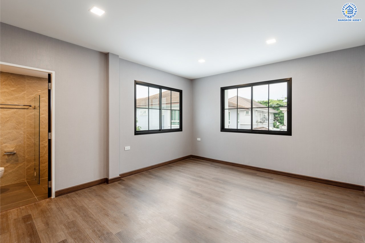 บ้านมือสองตกแต่งใหม่ แบรนด์ L&H โครงการ ลดาวัลย์ ปิ่นเกล้า เนื้อที่ 131.00 ตร.ว. บนพื้นที่ใช้สอยถึง 371.14 ตร.ม. ฟังก์ชันจัดเต็ม 4 ห้องนอน 5 ห้องน้ำ 1 ห้องแม่บ้าน จอดรถได้ถึง 5 คัน ทำเลติดถนนบรมราชชนนี เชื่อมต่อหลายเส้นทาง ใกล้มหาวิทยาลัยมหิดล และเซ็นทรัลศาลายา