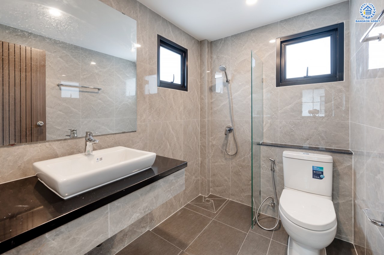 บ้านมือสองตกแต่งใหม่ แบรนด์ L&H โครงการ ลดาวัลย์ ปิ่นเกล้า เนื้อที่ 131.00 ตร.ว. บนพื้นที่ใช้สอยถึง 371.14 ตร.ม. ฟังก์ชันจัดเต็ม 4 ห้องนอน 5 ห้องน้ำ 1 ห้องแม่บ้าน จอดรถได้ถึง 5 คัน ทำเลติดถนนบรมราชชนนี เชื่อมต่อหลายเส้นทาง ใกล้มหาวิทยาลัยมหิดล และเซ็นทรัลศาลายา