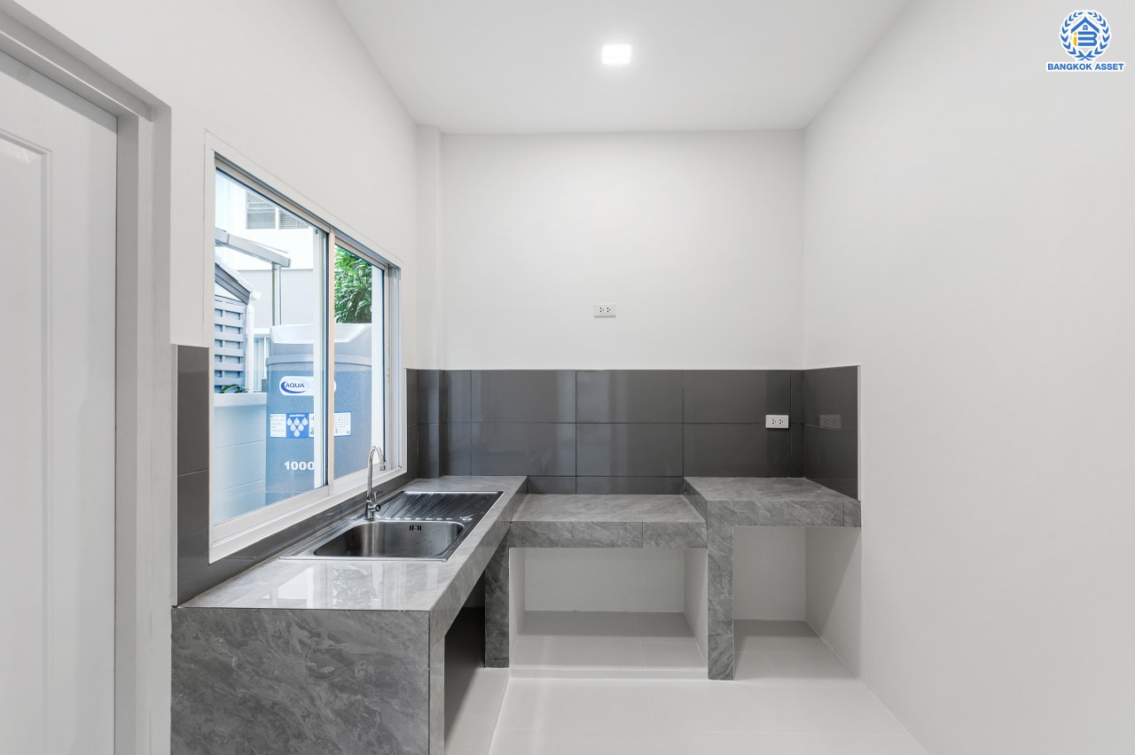 บ้านมือสองตกแต่งใหม่ โครงการ บางกอกบูเลอวาร์ด ราชพฤกษ์-พระราม5 เนื้อที่ 76.00 ตร.ว. พื้นที่ใช้สอย 255.35 ตร.ม. บนสังคมคุณภาพ SC Asset* ฟังก์ชันพร้อม 3 ห้องนอน 3 ห้องน้ำ จอดรถได้ 2 คัน บนทำเลติดถนนราชพฤกษ์ ใกล้วงเวียนพระรามห้า, ทางด่วนศรีรัช และเพียง 10 ถึงรถไฟฟ้า "สถานีบางรักใหญ่"