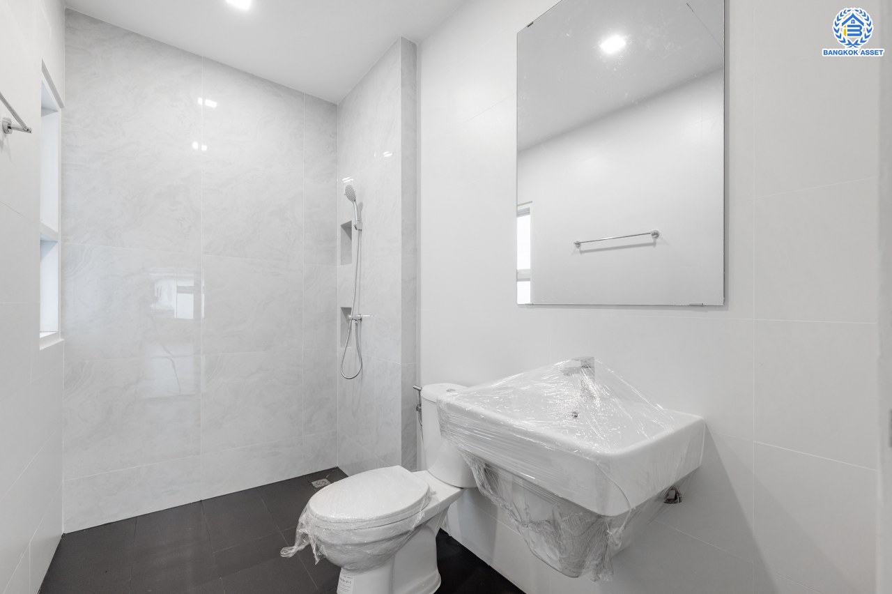 บ้านมือสองตกแต่งใหม่ โครงการ บางกอกบูเลอวาร์ด ราชพฤกษ์-พระราม5 เนื้อที่ 76.00 ตร.ว. พื้นที่ใช้สอย 255.35 ตร.ม. บนสังคมคุณภาพ SC Asset* ฟังก์ชันพร้อม 3 ห้องนอน 3 ห้องน้ำ จอดรถได้ 2 คัน บนทำเลติดถนนราชพฤกษ์ ใกล้วงเวียนพระรามห้า, ทางด่วนศรีรัช และเพียง 10 ถึงรถไฟฟ้า "สถานีบางรักใหญ่"