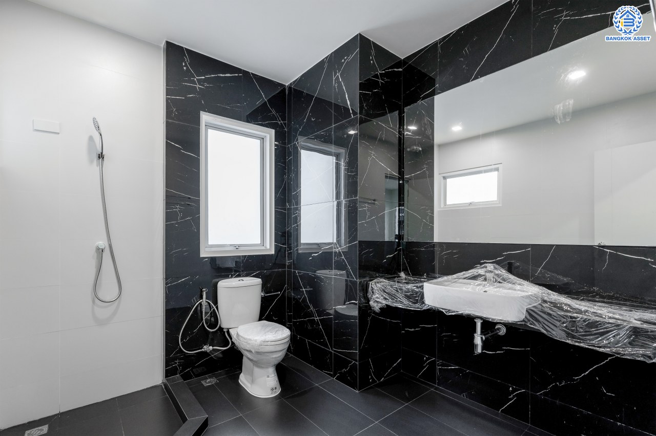 บ้านมือสองตกแต่งใหม่ โครงการ บางกอกบูเลอวาร์ด ราชพฤกษ์-พระราม5 เนื้อที่ 76.00 ตร.ว. พื้นที่ใช้สอย 255.35 ตร.ม. บนสังคมคุณภาพ SC Asset* ฟังก์ชันพร้อม 3 ห้องนอน 3 ห้องน้ำ จอดรถได้ 2 คัน บนทำเลติดถนนราชพฤกษ์ ใกล้วงเวียนพระรามห้า, ทางด่วนศรีรัช และเพียง 10 ถึงรถไฟฟ้า "สถานีบางรักใหญ่"