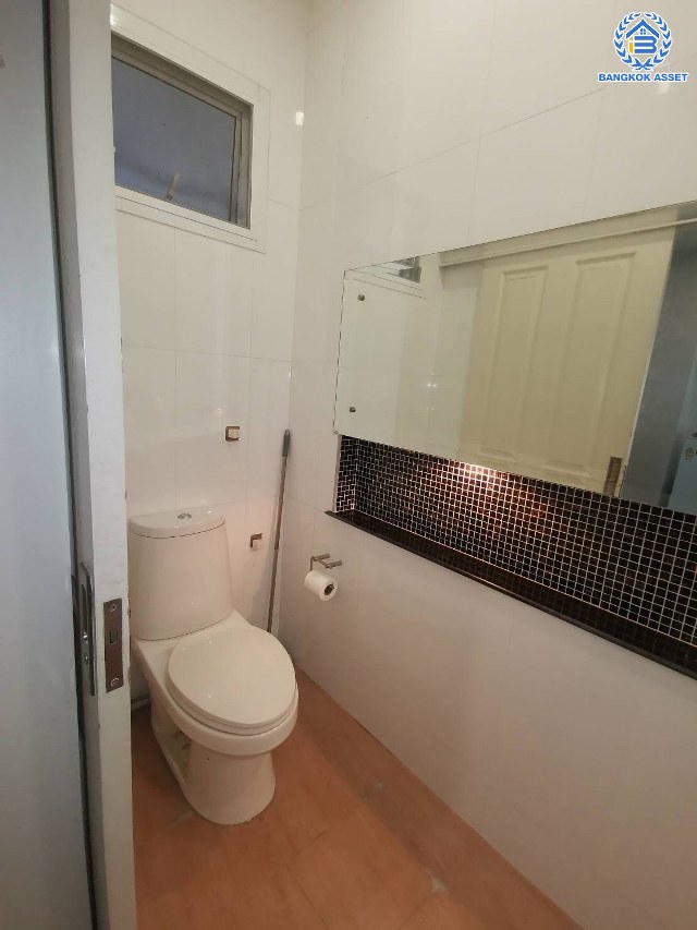 *****ทาวน์เฮ้าส์มือสอง โครงการ วิสดอม กรีนทาวน์ เนื้อที่ 23.80 ตร.ว. พื้นที่ใช้สอย 228.45 ตร.ม. ฟังก์ชัน 3 ห้องนอน 4 ห้องน้ำ 2 ที่จอดรถ แถมฟรี! เครื่องทำน้ำอุ่น, เฟอร์นิเจอร์บิ๊วอิน บนทำเลเดินทางสะดวก เชื่อมต่อถนนราชพฤกษ์, ถนนเพชรเกษม และใกล้รถไฟฟ้าสายสีน้ำเงิน "สถานีภาษีเจริญ"