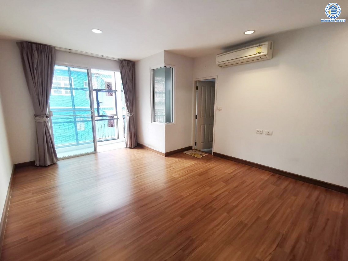 *****ทาวน์เฮ้าส์มือสอง โครงการ วิสดอม กรีนทาวน์ เนื้อที่ 23.80 ตร.ว. พื้นที่ใช้สอย 228.45 ตร.ม. ฟังก์ชัน 3 ห้องนอน 4 ห้องน้ำ 2 ที่จอดรถ แถมฟรี! เครื่องทำน้ำอุ่น, เฟอร์นิเจอร์บิ๊วอิน บนทำเลเดินทางสะดวก เชื่อมต่อถนนราชพฤกษ์, ถนนเพชรเกษม และใกล้รถไฟฟ้าสายสีน้ำเงิน "สถานีภาษีเจริญ"