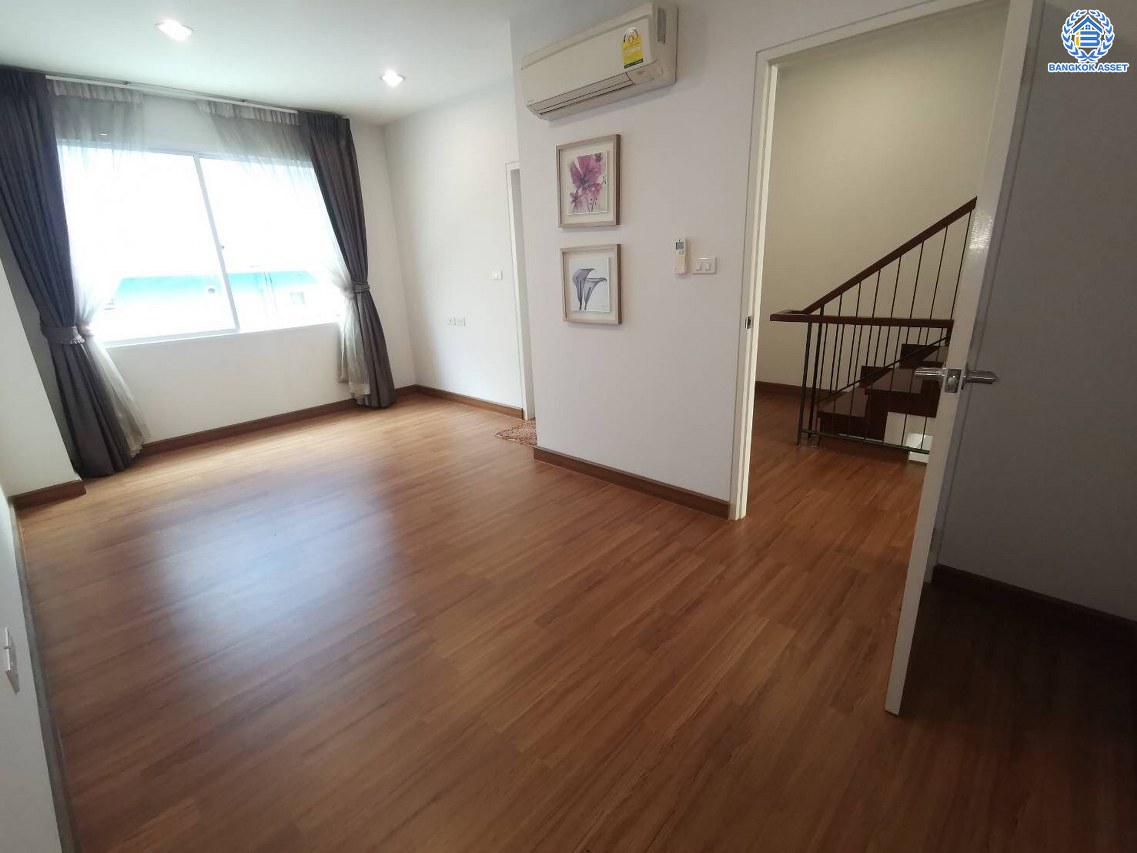 *****ทาวน์เฮ้าส์มือสอง โครงการ วิสดอม กรีนทาวน์ เนื้อที่ 23.80 ตร.ว. พื้นที่ใช้สอย 228.45 ตร.ม. ฟังก์ชัน 3 ห้องนอน 4 ห้องน้ำ 2 ที่จอดรถ แถมฟรี! เครื่องทำน้ำอุ่น, เฟอร์นิเจอร์บิ๊วอิน บนทำเลเดินทางสะดวก เชื่อมต่อถนนราชพฤกษ์, ถนนเพชรเกษม และใกล้รถไฟฟ้าสายสีน้ำเงิน "สถานีภาษีเจริญ"