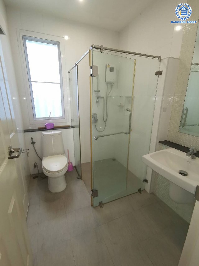 *****ทาวน์เฮ้าส์มือสอง โครงการ วิสดอม กรีนทาวน์ เนื้อที่ 23.80 ตร.ว. พื้นที่ใช้สอย 228.45 ตร.ม. ฟังก์ชัน 3 ห้องนอน 4 ห้องน้ำ 2 ที่จอดรถ แถมฟรี! เครื่องทำน้ำอุ่น, เฟอร์นิเจอร์บิ๊วอิน บนทำเลเดินทางสะดวก เชื่อมต่อถนนราชพฤกษ์, ถนนเพชรเกษม และใกล้รถไฟฟ้าสายสีน้ำเงิน "สถานีภาษีเจริญ"