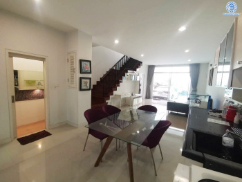 *****ทาวน์เฮ้าส์มือสอง โครงการ วิสดอม กรีนทาวน์ เนื้อที่ 23.80 ตร.ว. พื้นที่ใช้สอย 228.45 ตร.ม. ฟังก์ชัน 3 ห้องนอน 4 ห้องน้ำ 2 ที่จอดรถ แถมฟรี! เครื่องทำน้ำอุ่น, เฟอร์นิเจอร์บิ๊วอิน บนทำเลเดินทางสะดวก เชื่อมต่อถนนราชพฤกษ์, ถนนเพชรเกษม และใกล้รถไฟฟ้าสายสีน้ำเงิน "สถานีภาษีเจริญ"