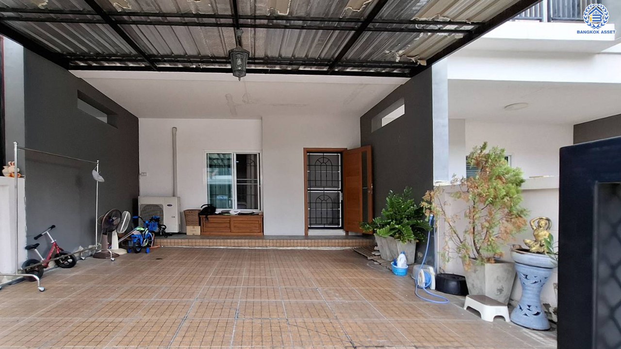 ทาวน์เฮ้าส์มือสองกรุงเทพฯ โครงการ แกรนด์วิลล์ ดอนเมือง เนื้อที่ 24.60 ตร.ว. พื้นที่ใช้สอย 128 ตร.ม.  ฟังก์ชัน 3 ห้องนอน 2 ห้องน้ำ แถมฟรี! เครื่องปรับอากาศ พร้อมเข้าอยู่ บนทำเลเดินทางสะดวก เชื่อมต่อถนนสรงประภา, ถนนวิภาวดีรังสิต, ใกล้รถไฟฟ้าสายสีแดง "สถานีดอนเมือง" และทางด่วน "ศรีสมาน"