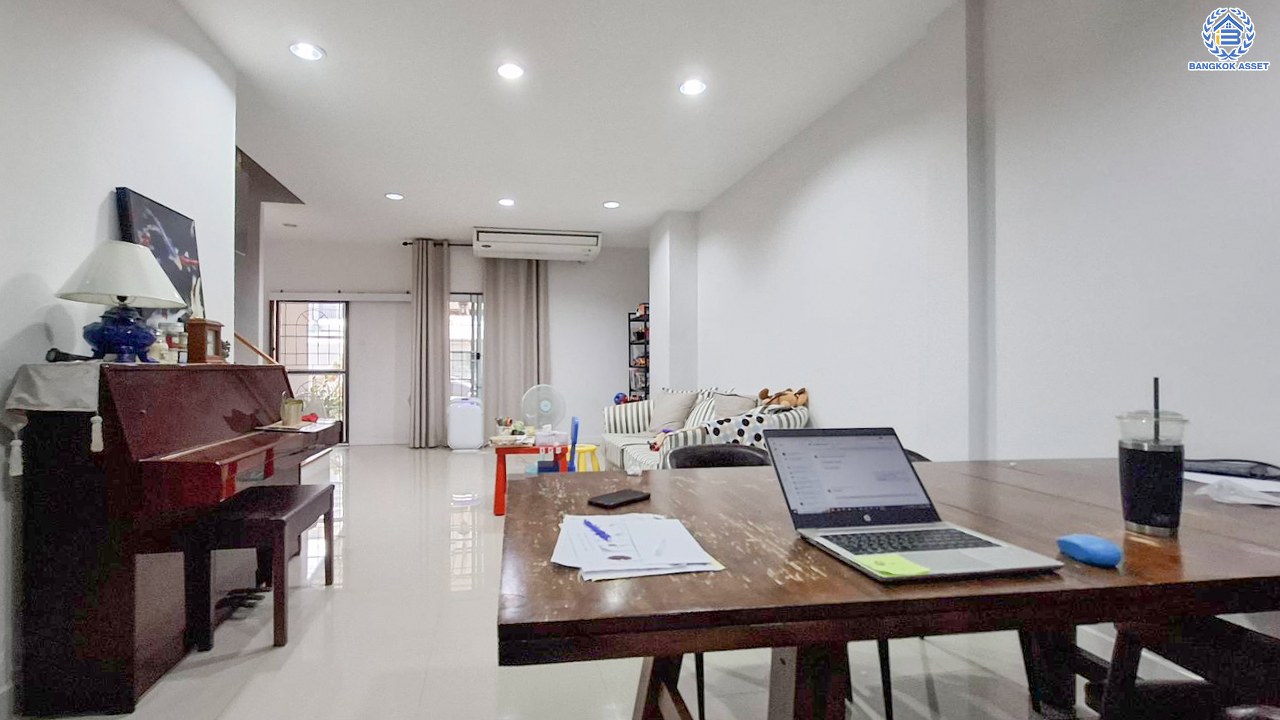 ทาวน์เฮ้าส์มือสองกรุงเทพฯ โครงการ แกรนด์วิลล์ ดอนเมือง เนื้อที่ 24.60 ตร.ว. พื้นที่ใช้สอย 128 ตร.ม.  ฟังก์ชัน 3 ห้องนอน 2 ห้องน้ำ แถมฟรี! เครื่องปรับอากาศ พร้อมเข้าอยู่ บนทำเลเดินทางสะดวก เชื่อมต่อถนนสรงประภา, ถนนวิภาวดีรังสิต, ใกล้รถไฟฟ้าสายสีแดง "สถานีดอนเมือง" และทางด่วน "ศรีสมาน"