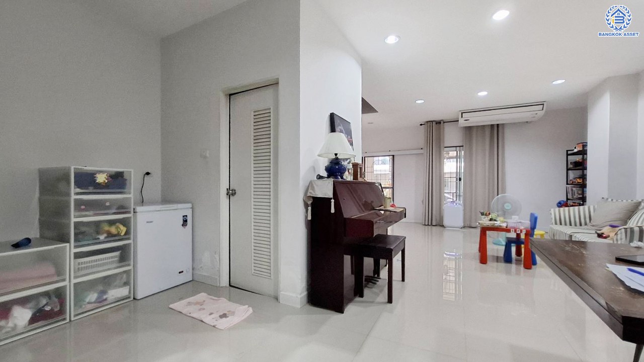 ทาวน์เฮ้าส์มือสองกรุงเทพฯ โครงการ แกรนด์วิลล์ ดอนเมือง เนื้อที่ 24.60 ตร.ว. พื้นที่ใช้สอย 128 ตร.ม.  ฟังก์ชัน 3 ห้องนอน 2 ห้องน้ำ แถมฟรี! เครื่องปรับอากาศ พร้อมเข้าอยู่ บนทำเลเดินทางสะดวก เชื่อมต่อถนนสรงประภา, ถนนวิภาวดีรังสิต, ใกล้รถไฟฟ้าสายสีแดง "สถานีดอนเมือง" และทางด่วน "ศรีสมาน"